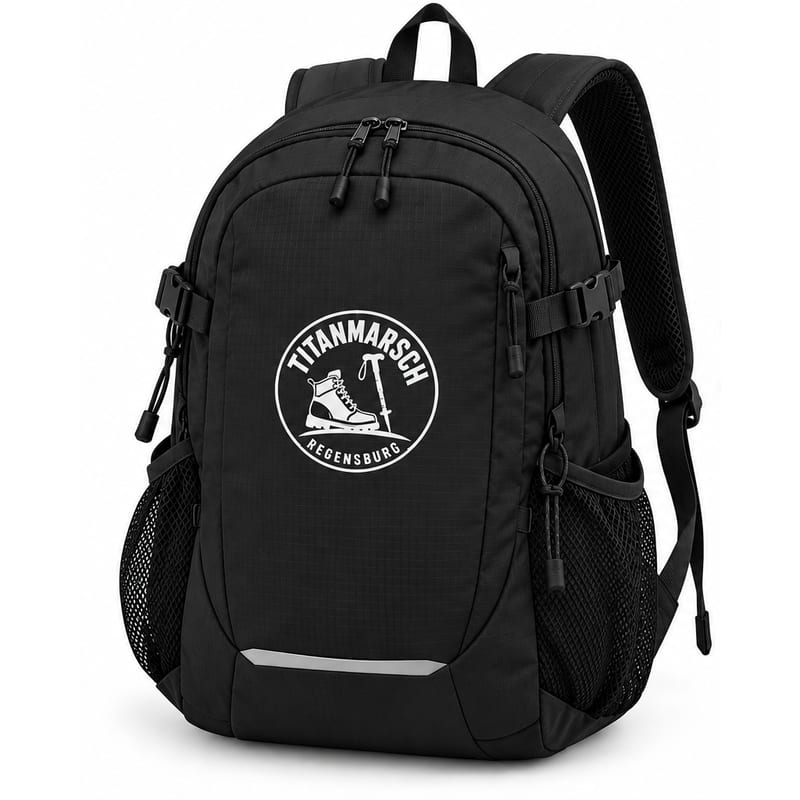 Titanmarsch-Rucksack in Schwarz mit weißem Logo, Vorderansicht